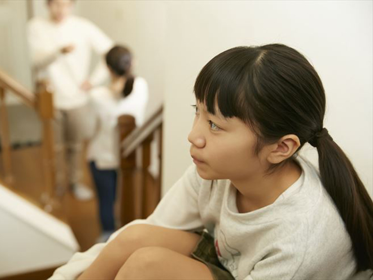 Cha mẹ thường hay đánh đập, mắng mỏ không chỉ khiến đứa trẻ cảm thấy sợ hãi